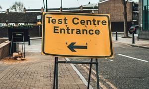 Señal indicando un centro de pruebas en Londres, Reino Unido