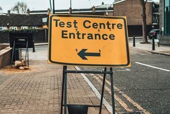 Señal indicando un centro de pruebas en Londres, Reino Unido