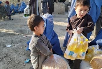 عائلات تحصل على الطعام والوقود من برنامج الأغذية العالمي في مقاطعة فارياب في أفغانستان.