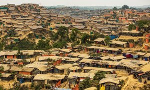 बांग्लादेश के कॉक्सेस बाज़ार शरणार्थी शिविर का एक दृश्य जहाँ म्याँमार से सुरक्षा के लिए आए हज़ारों शरणार्थियों को ठहराया गया है.