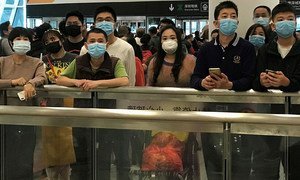 Pessoas usam máscaras enquanto esperam chegadas no Aeroporto Internacional Bao'an em Shenzhen, na China.