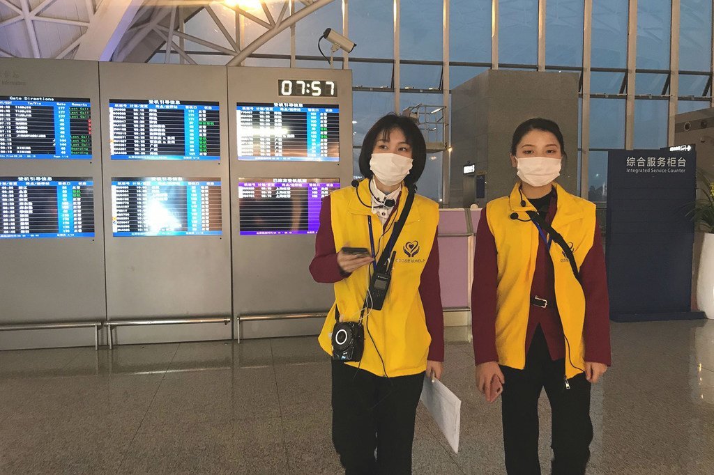 Les membres du personnel de l'aéroport international Chengdu Shuangliu, en Chine, portent des masques.