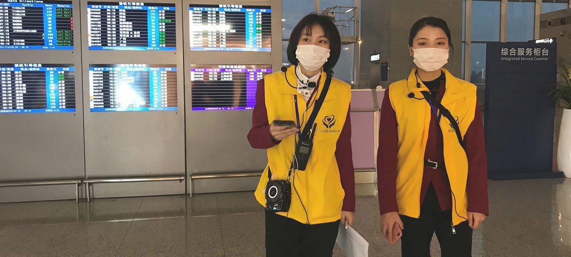 Des employés de l'aéroport international Chengdu Shuangliu, en Chine, portent des masques.