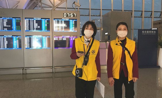 चीन के शेन्गदू शुआंगलू अंतरराष्ट्रीय हवाई अड्डे पर कर्मचारी मास्क लगा कर काम कर रहे हैं. 