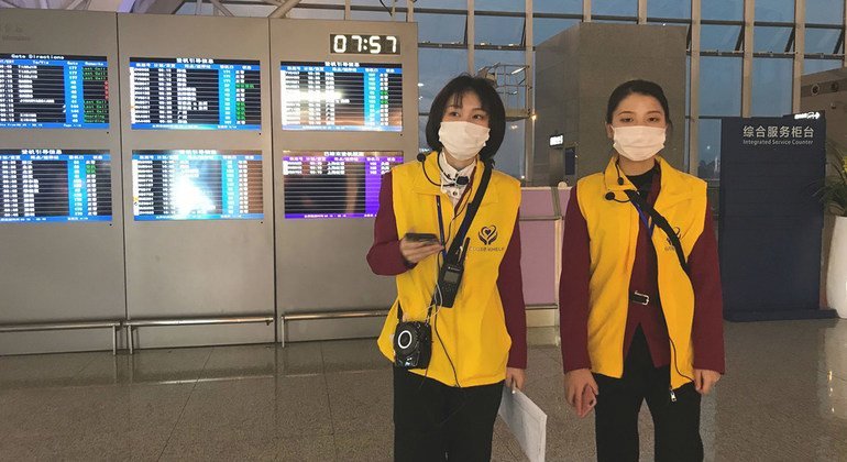 Trabajadoras del aeropuerto de Chengdu en China se protegen del coronavirus con tapabocas. 