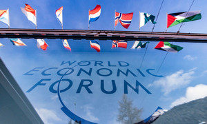 Bandeiras no encontro anual do Fórum Econômico Mundial 