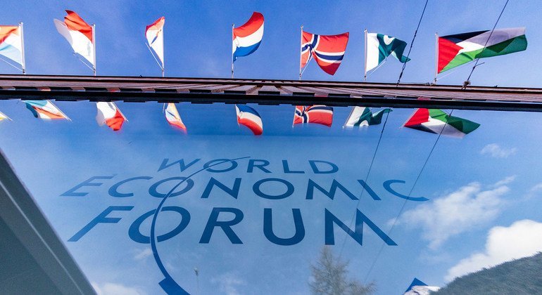 Bandeiras no encontro anual do Fórum Econômico Mundial 