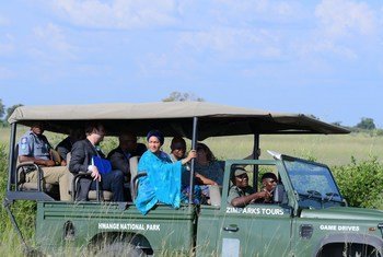 أمينة محمد، نائبة الأمين العام، أثناء زيارة لمتنزه هوانج الوطني في زيمبابوي لمعاينة تأثير التغير المناخي على الموائل والحياة البرية والناس.