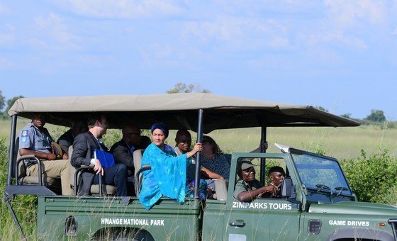 أمينة محمد، نائبة الأمين العام، أثناء زيارة لمتنزه هوانج الوطني في زيمبابوي لمعاينة تأثير التغير المناخي على الموائل والحياة البرية والناس.