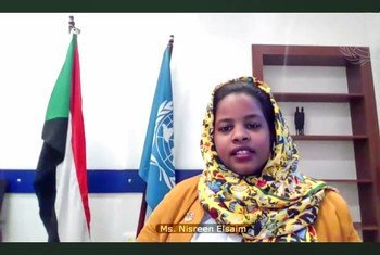 الناشطة السودانية، نسرين الصائم، تتحدث خلال جلسة مجلس الأمن عبر دائرة تلفزيونية مغلقة بشأن السلام والأمن وتغير المناخ.