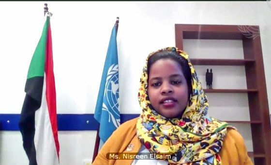 الناشطة السودانية، نسرين الصائم، تتحدث خلال جلسة مجلس الأمن عبر دائرة تلفزيونية مغلقة بشأن السلام والأمن وتغير المناخ.
