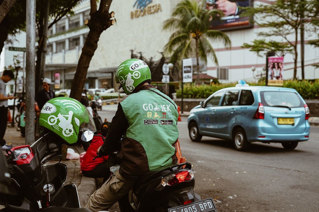 Un motard d'une startup de transport indonésienne attend un passager.