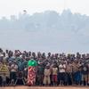 Des personnes déplacées à l'arrivée du chef des opérations de paix des Nations Unies à Roe, dans la province de l'Ituri, en République démocratique du Congo.