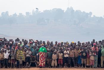 Des personnes déplacées à l'arrivée du chef des opérations de paix des Nations Unies à Roe, dans la province de l'Ituri, en République démocratique du Congo.