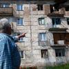 Homem mostra seu apartamento destruído pelo conflito no leste da Ucrânia. 