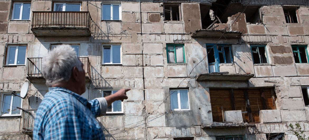 Un hombre frente a su casa dañada en el conflicto en el este de Ucrania. (Foto de archivo)