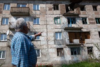 Homem mostra seu apartamento destruído pelo conflito no leste da Ucrânia. 