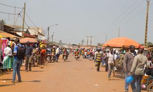 Des gens à un marché à Bangui, en République centrafricaine.