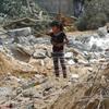 一名女孩站在一栋三层住宅的废墟附近，该住宅在以色列军队对加沙地带的猛烈轰炸中被摧毁。（资料图片）