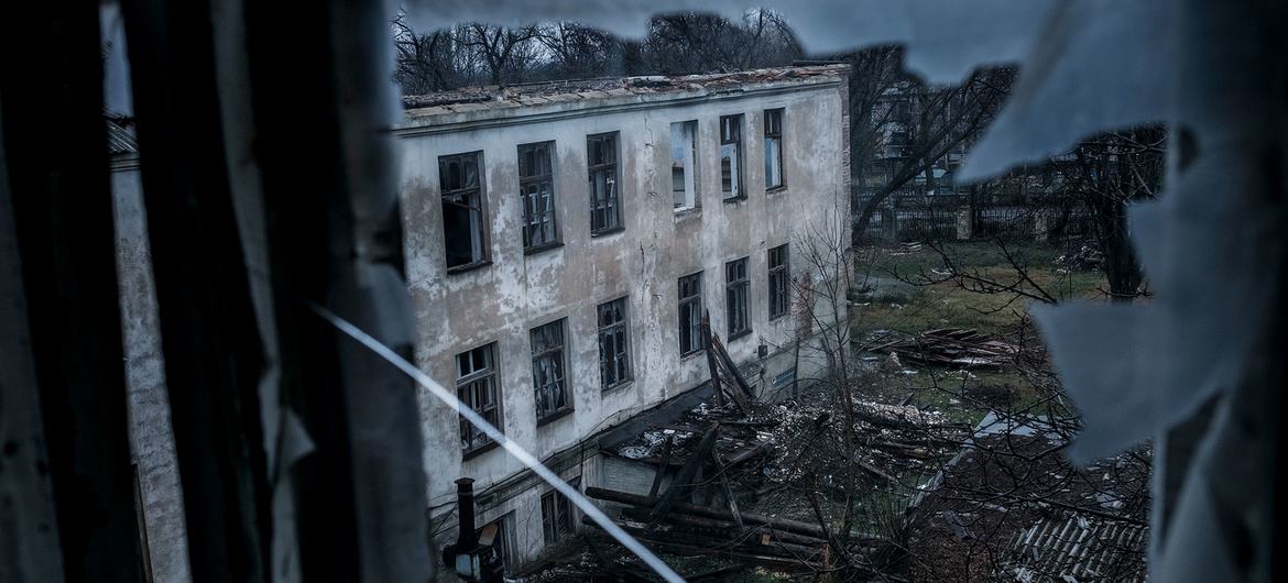 An abandoned school, damaged after a shell strike, in Krasnohorivka, Donetsk Oblast, Ukraine. (file)