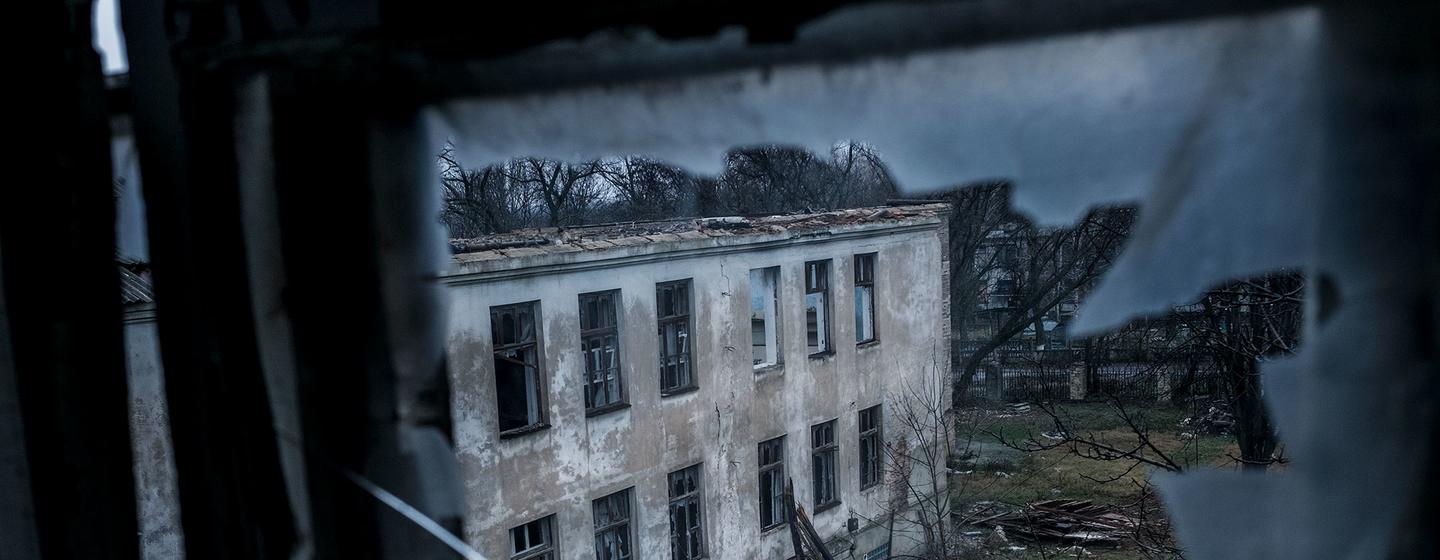 Une école abandonnée et endommagée à Krasnohorivka, dans la région de Donetsk, en Ukraine (photo d'archives).