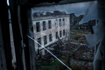 Escola abandonada após ataque em Donetsk, Ucrânia. 