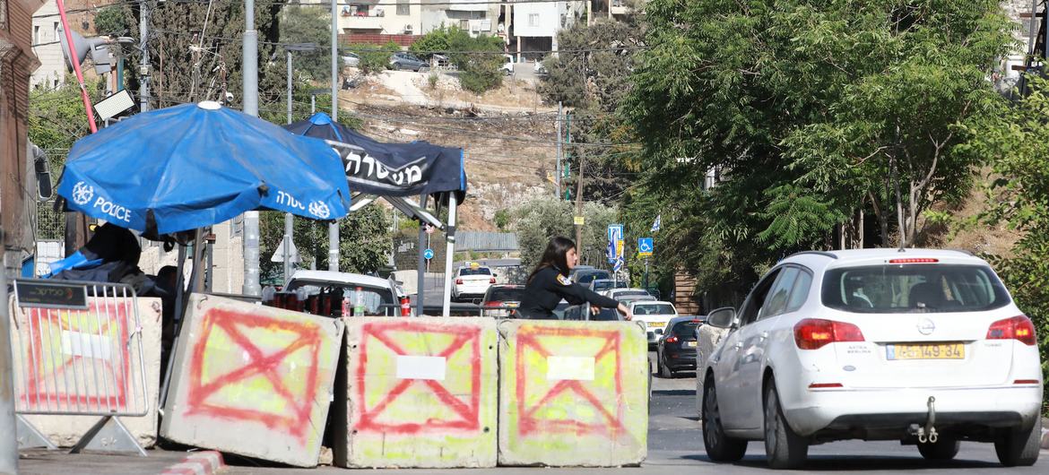 Polícia israelense na entrada do bairro Sheikh Jarrah, em Jerusalém