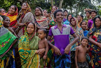 बांग्लादेश के एक गाँव के कुछ निवासी एक स्थानीय स्कूल का दौरा करते हुए.