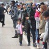 难民与移民在土耳其埃迪尔内的边境地区排队等待，希望能够过境进入希腊。
