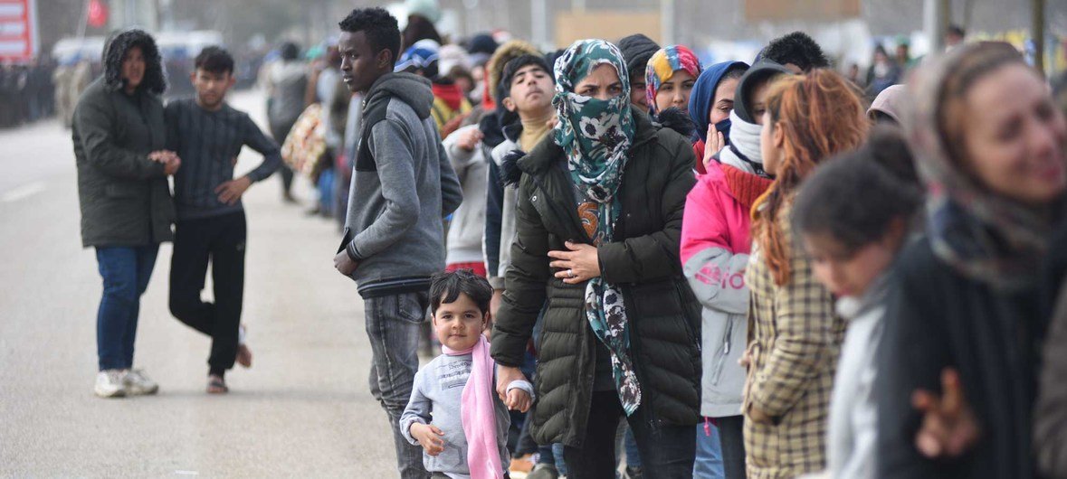 Refugees and migrants at the Pazarkule border crossing near Edirne, Turkey, hoping to cross over into Greece (file)