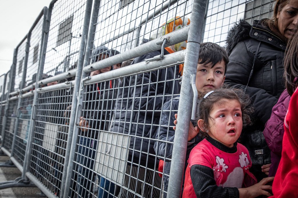 Des femmes et enfants à la frontière turco-grecque à Pazarkule.