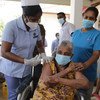 श्रीलंका में एक बुज़ुर्ग महिला को वैक्सीन दी जा रही है.