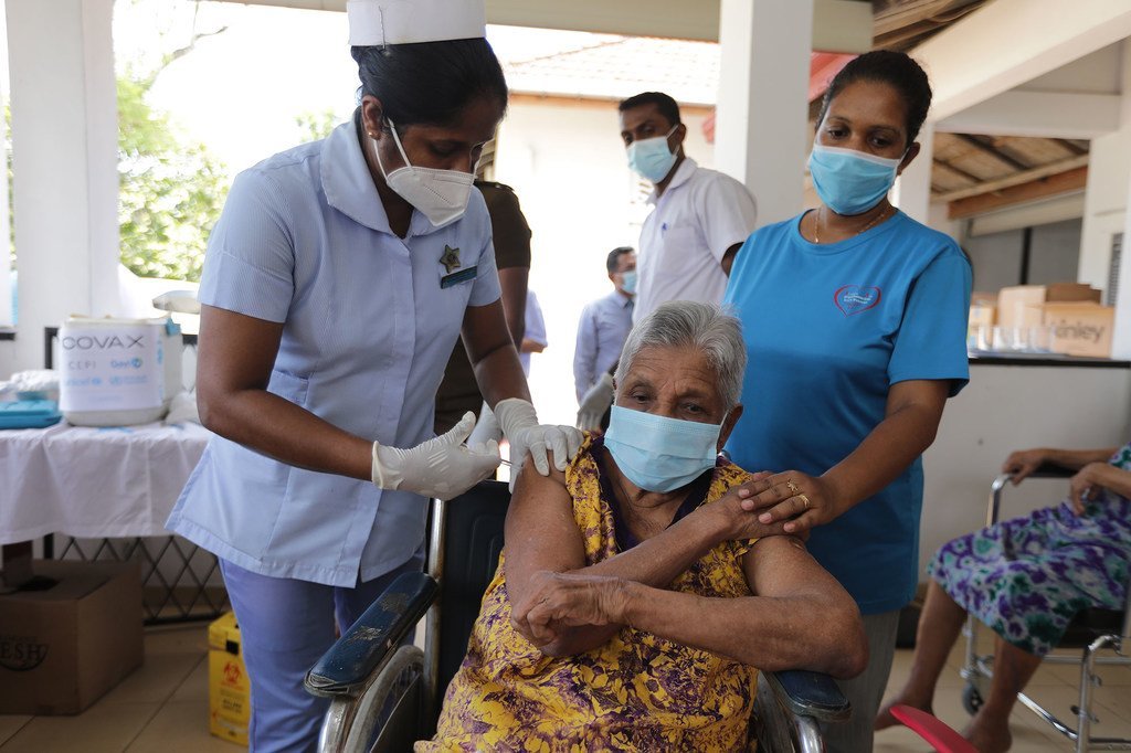 一名斯里兰卡妇女在接受新冠疫苗注射。