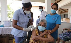 Una mujer mayor recibe su vacuna contra el COVID-19 en Sri Lanka.