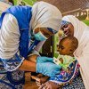 नाइजीरिया के योबे राज्य के एक स्वास्थ्य केन्द्र में कुपोषण से पीड़ित एक सात महीने के बच्चे का उपचार किया जा रहा है.