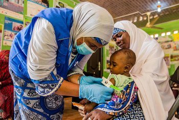 नाइजीरिया के योबे राज्य के एक स्वास्थ्य केन्द्र में कुपोषण से पीड़ित एक सात महीने के बच्चे का उपचार किया जा रहा है.