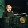 美国国务卿马德琳·奥尔布赖特在联合国大会第二十三届特别会议上发言。