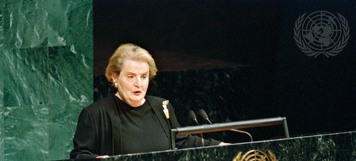美国国务卿马德琳·奥尔布赖特在联合国大会第二十三届特别会议上发言。