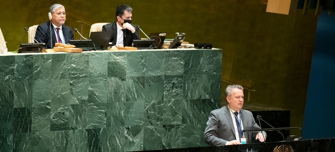 L'Ambassadeur d'Ukraine à l'ONU Sergiy Kyslytsya (sur le podium) devant l'Assemblée générale des Nations Unies.