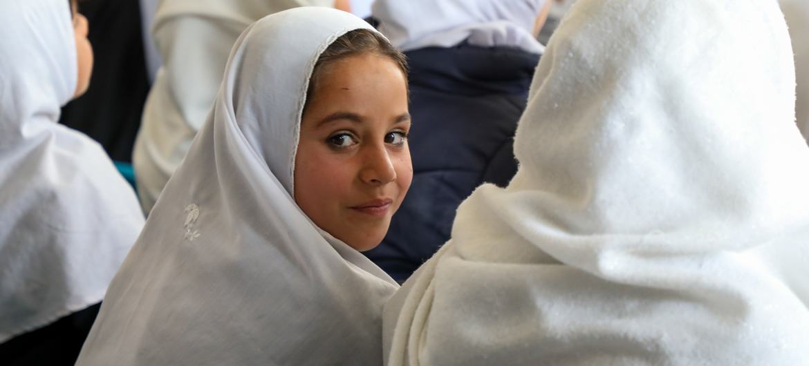 अफ़ग़ानिस्तान के एक गाँव में एक शिक्षा केन्द्र में कुछ लड़कियाँ