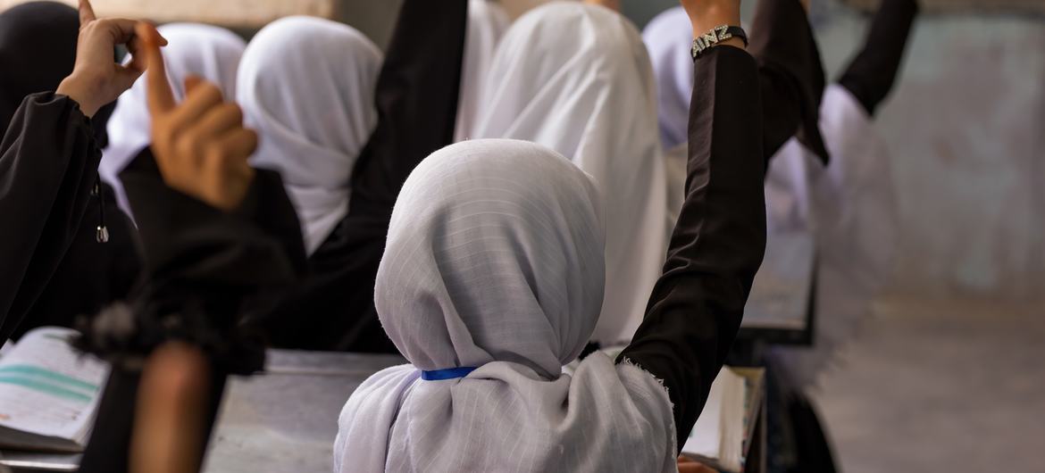 अफ़ग़ानिस्तान के हेरात के एक स्कूल में छात्राएँ.
