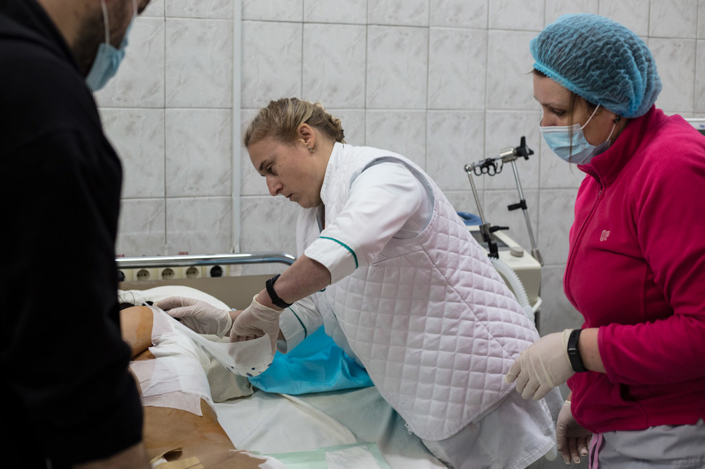 Un cirujano venda a un paciente herido en el Hospital de Kyiv, en Ucrania.