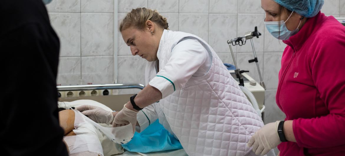 طبيبة تضمد جراح مصاب في مستشفى في كييف.