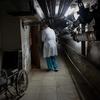 乌克兰布罗瓦里中央区医院，一名医生走在空袭时用来隐藏病人的地下室里。