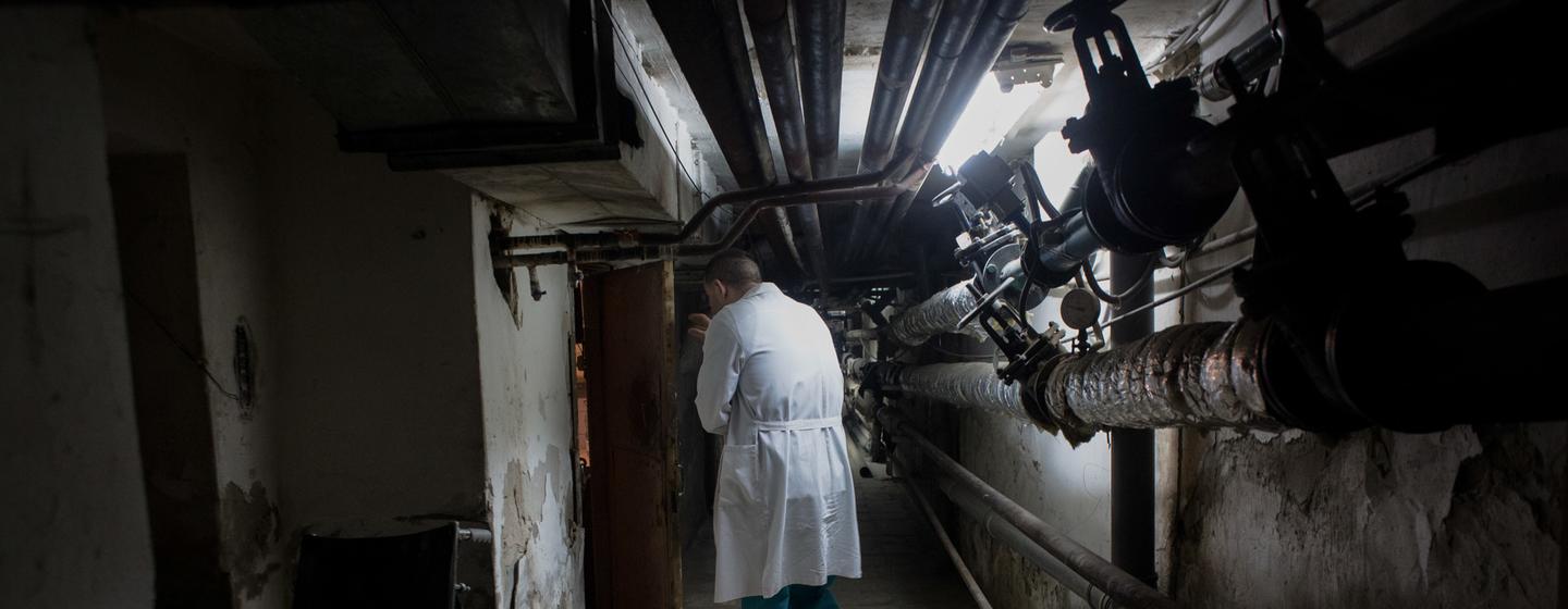 Un médecin dans un sous-sol utilisé pour protéger les patients pendant des raids aériens, à Brodary, en Ukraine.
