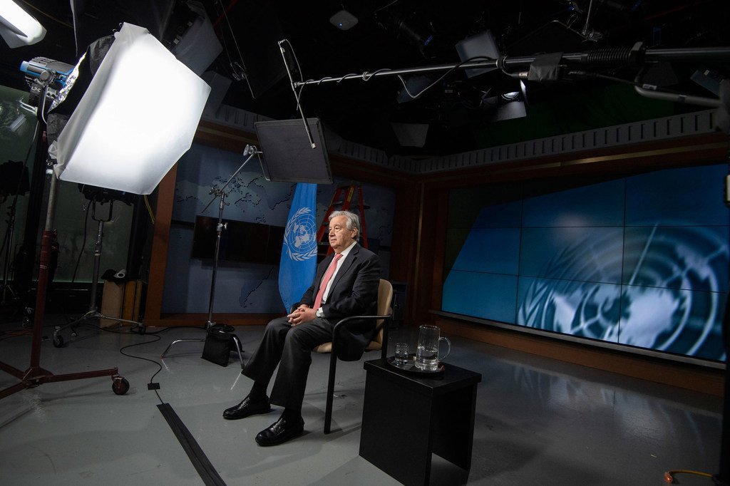 Le Secrétaire général de l'ONU, António Guterres, enregistre un message vidéo sur la pandémie de Covid-19.
