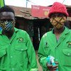 Les travailleurs du bidonville de Kibera à Nairobi, au Kenya, prennent des mesures pour se protéger contre le coronavirus.