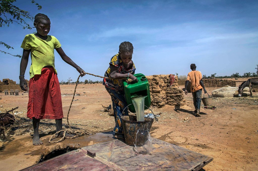 Des enfants vont chercher de l'eau dans un village de personnes déplacées dans la région de Mopti au Mali (Archives).
