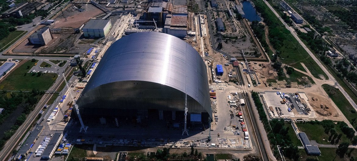 在切尔诺贝利核电站上建造的一块保护性外壳或掩体。