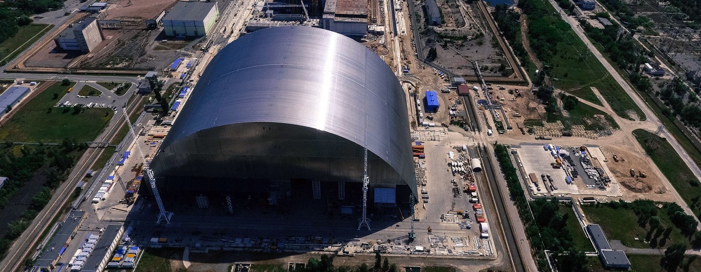  После аварии над четвертым реактором Чернобыльской АЭС был построен защитный саркофаг 